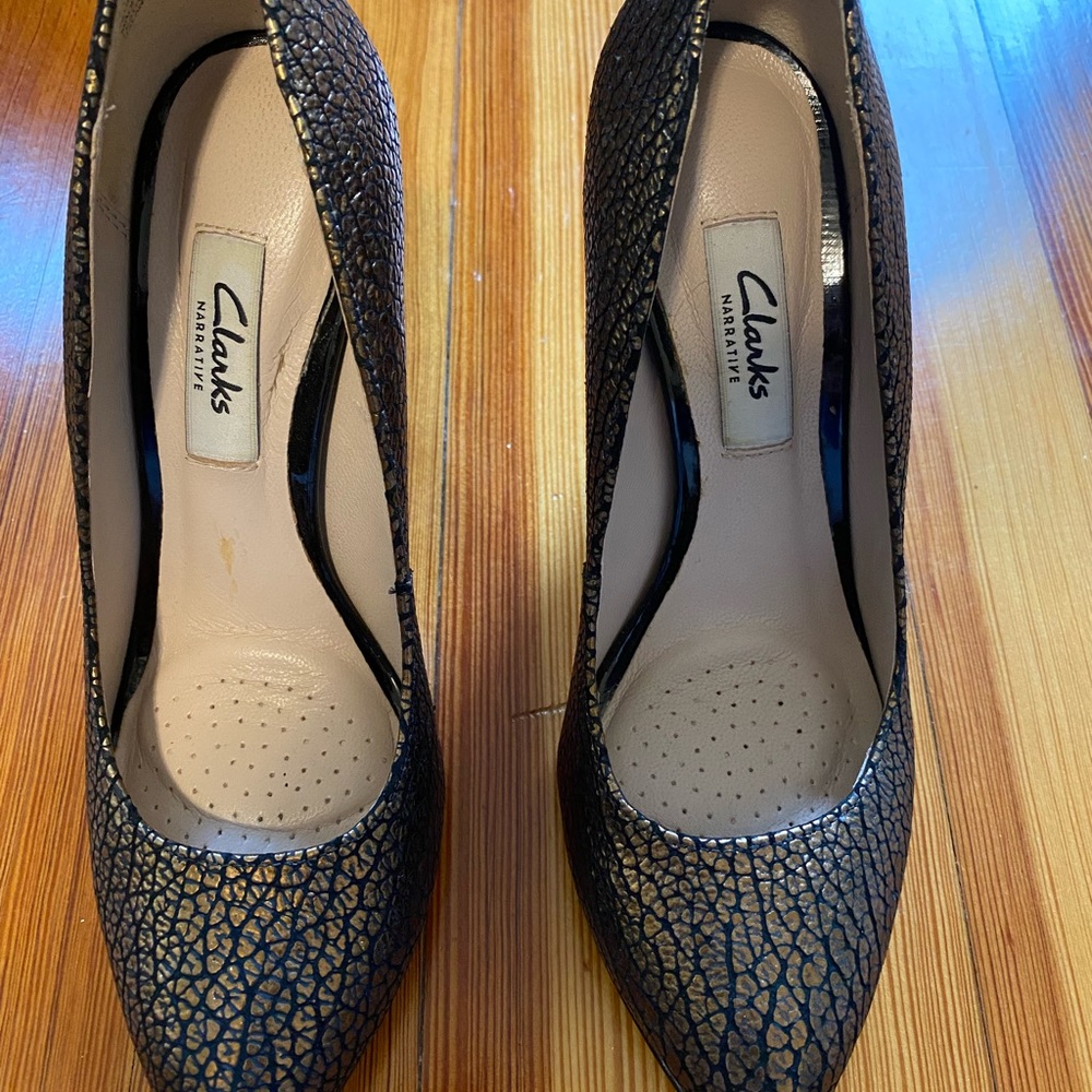 Clarks Narrative size 6.5 pumps in gold and black